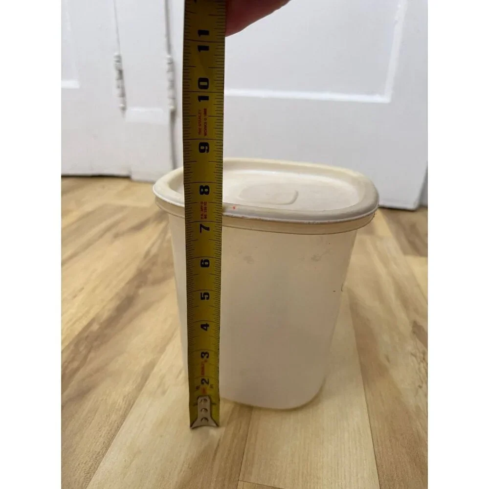 Rubbermaid Servin’ Saver White Plastic Food Storage Container with Lid